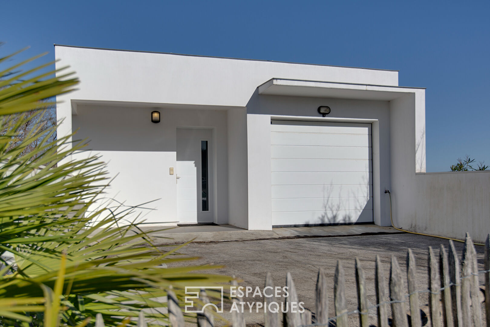 Villa with clean architectural lines, between nature and ocean