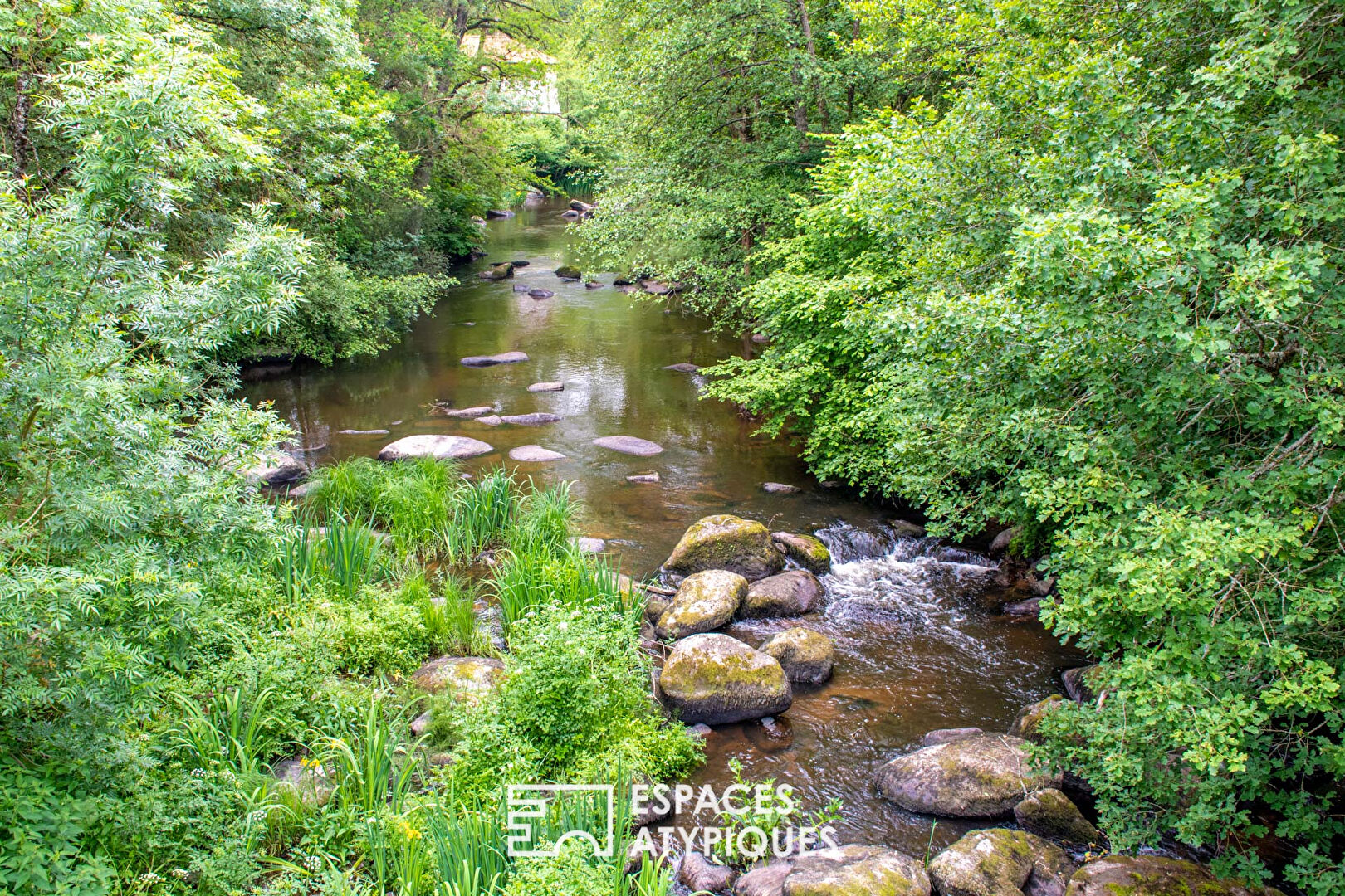 Charming stone house on the banks of the Sèvre river