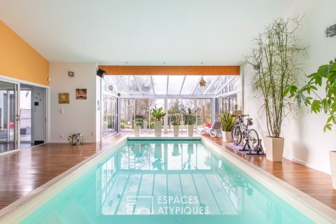 Maison d’architecte en lisière de forêt avec piscine intérieure