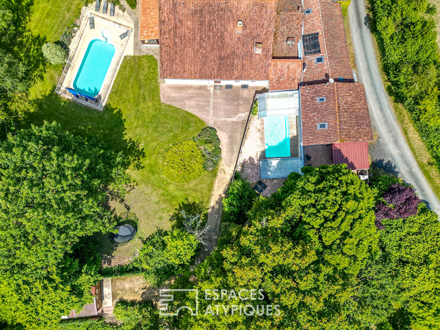 Old renovated farm with two accommodations and their swimming pool