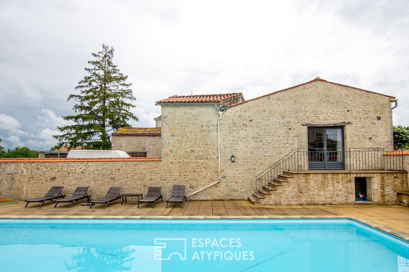 Superb bourgeois residence in the heart of the village with swimming pool