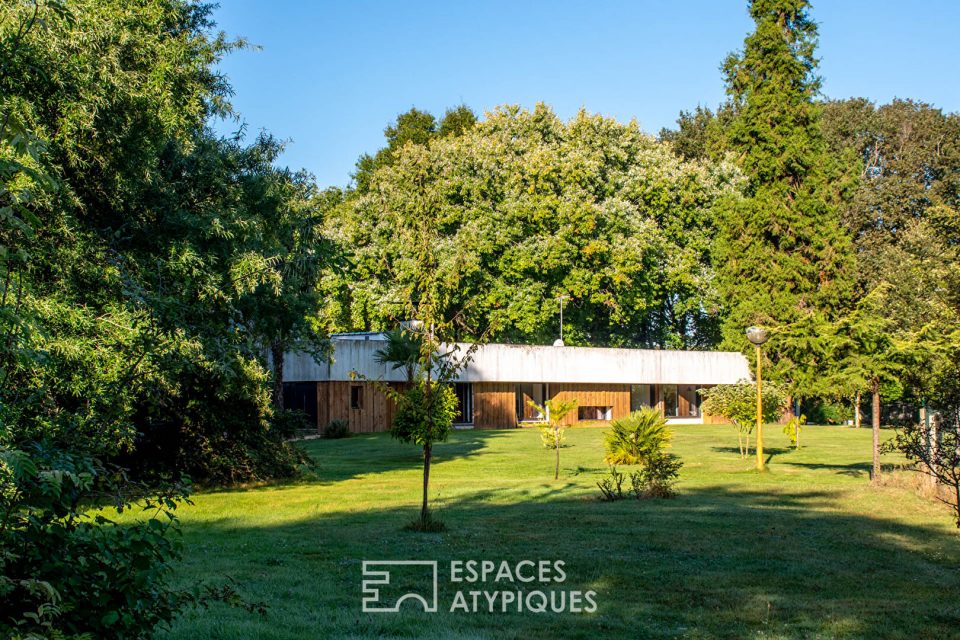 Maison d'architecte au coeur d'un majestueux massif forestier