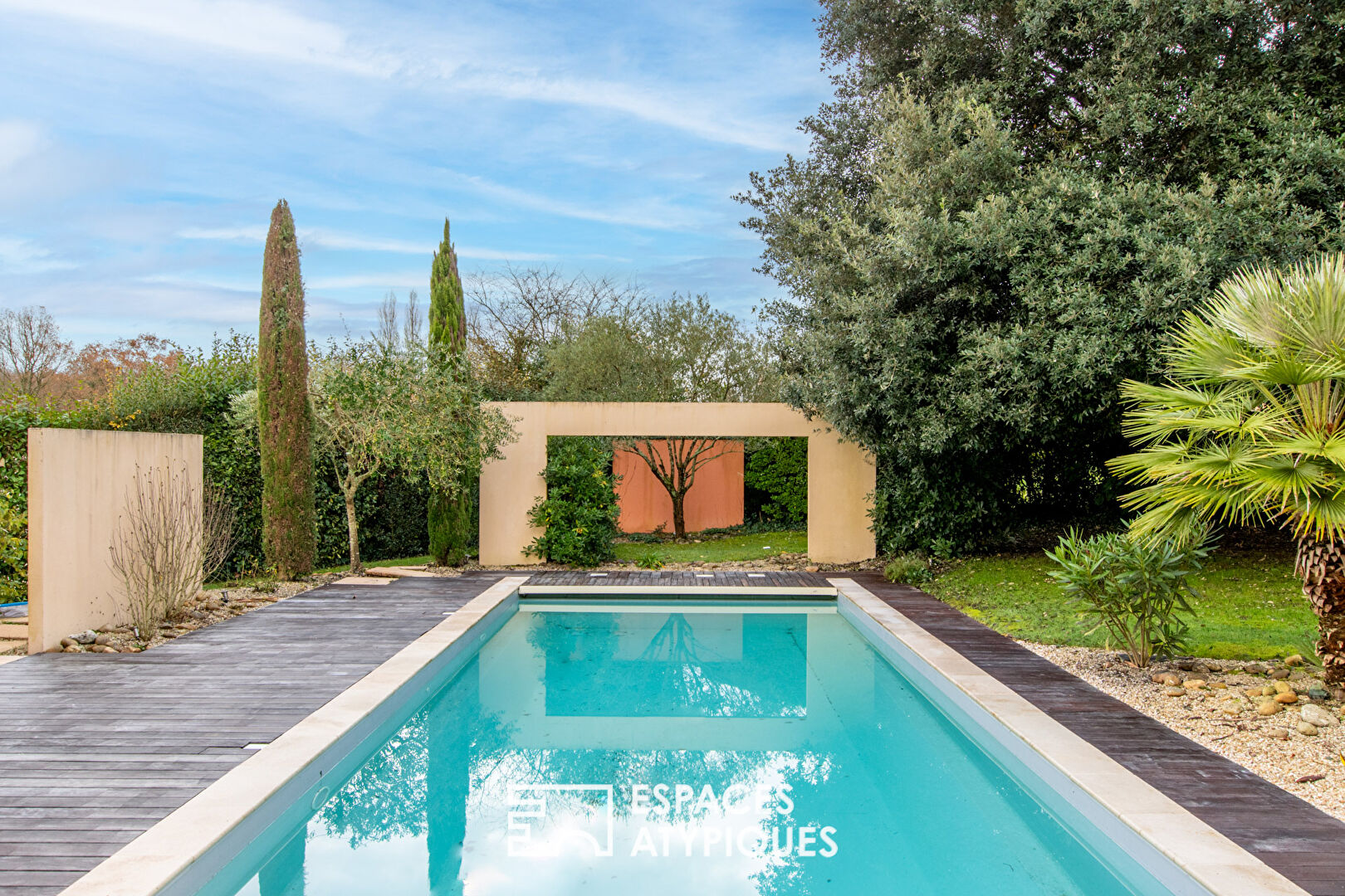 Maison d’architecte avec piscine dans quartier prisé