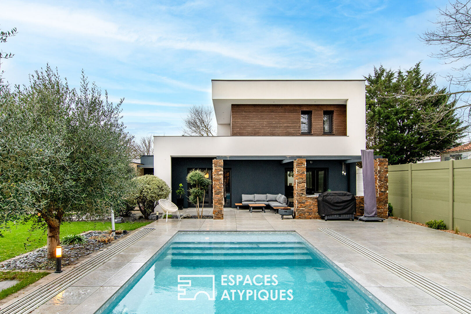 Magnifique contemporaine avec piscine dans son écrin paysager