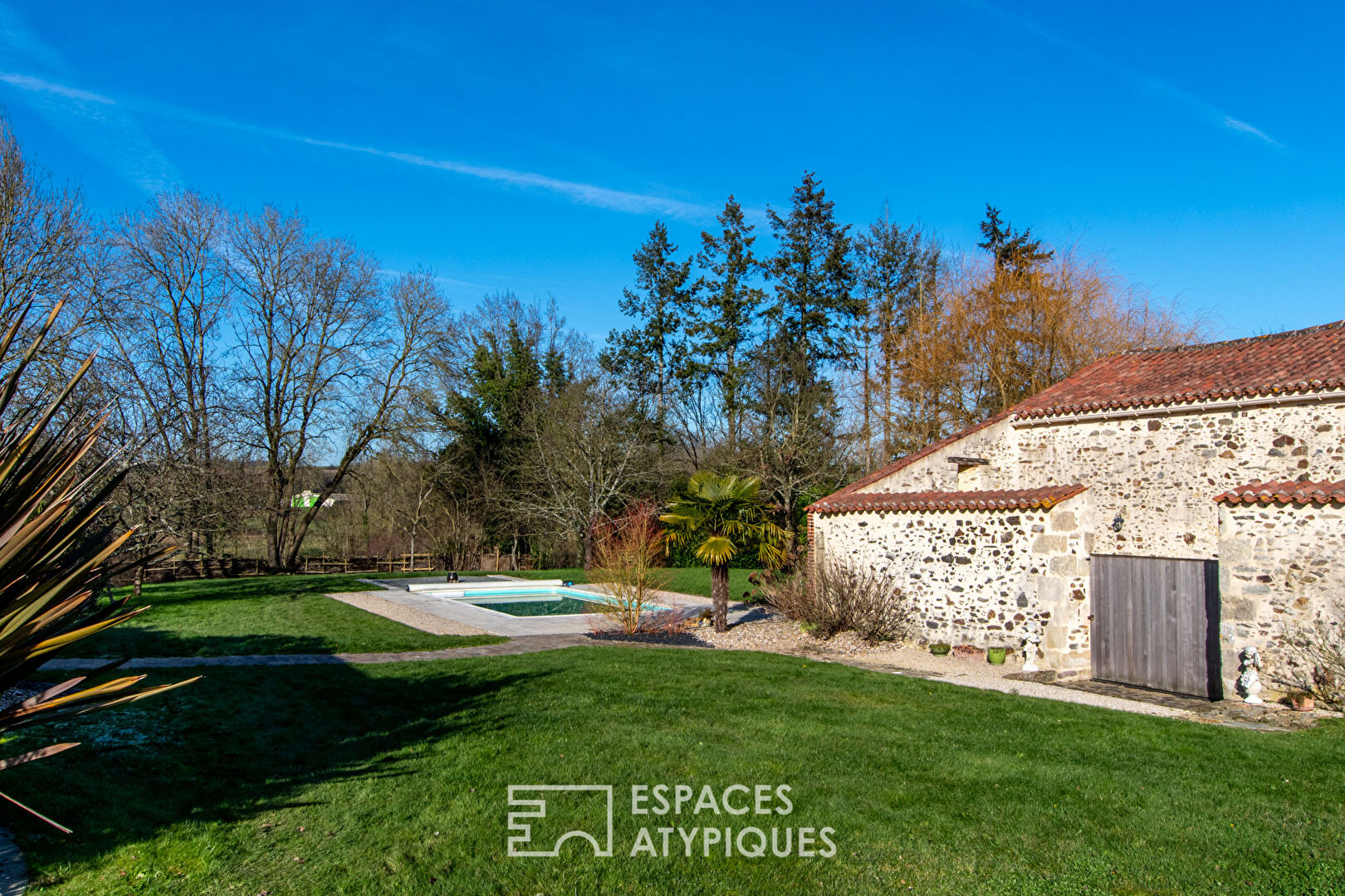 Propriété de charme avec piscine dans un environnement bucolique