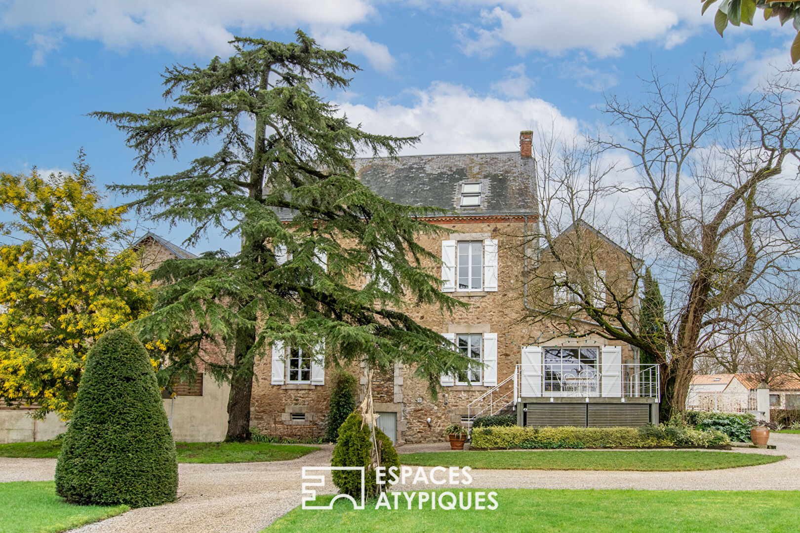 Lovely mansion and its baroque garden