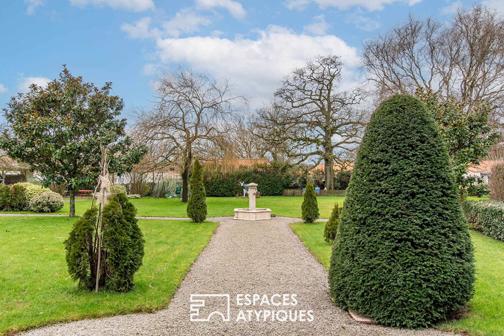 Lovely mansion and its baroque garden