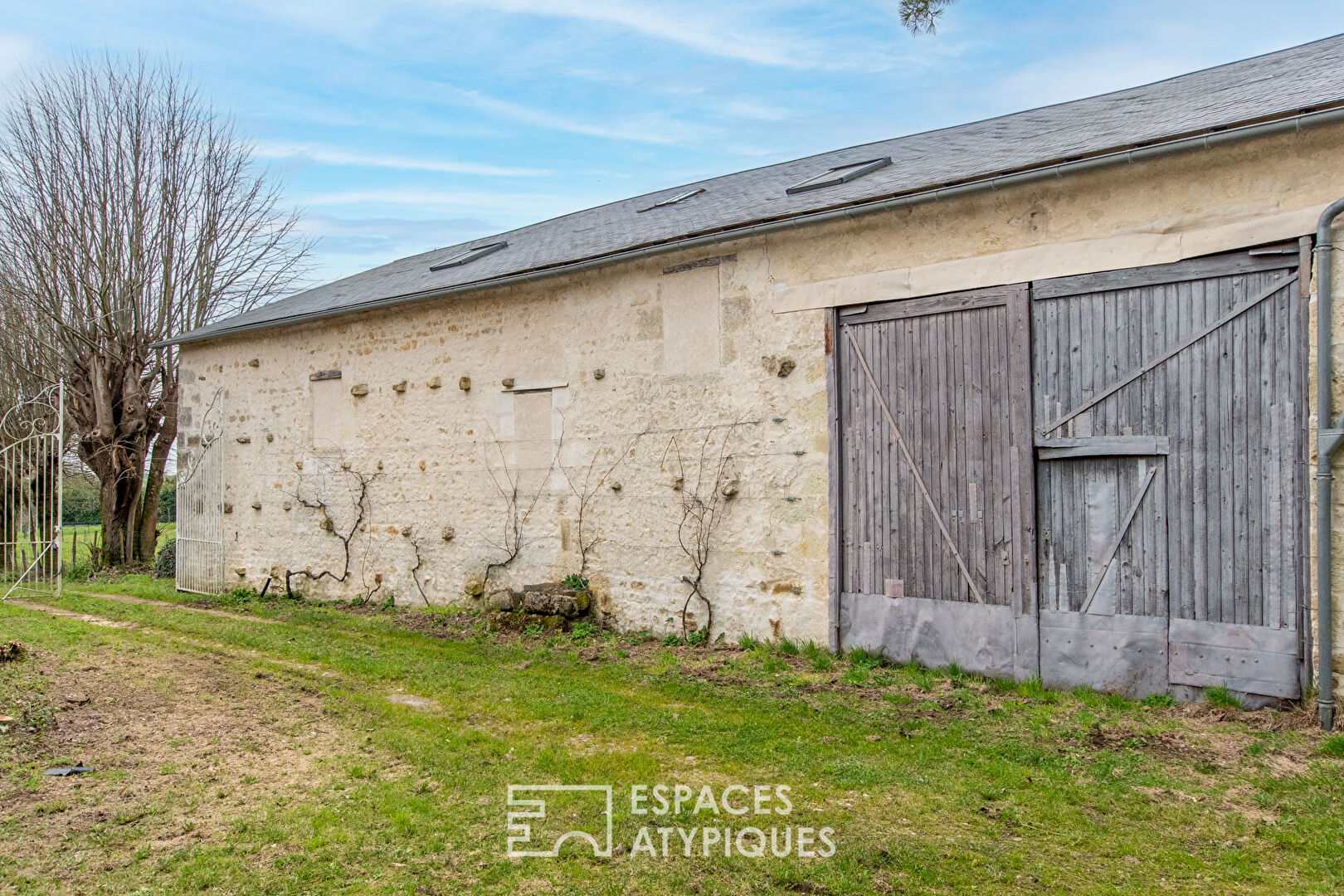 Ensemble de maisons en pierre avec ancien chai à réinventer