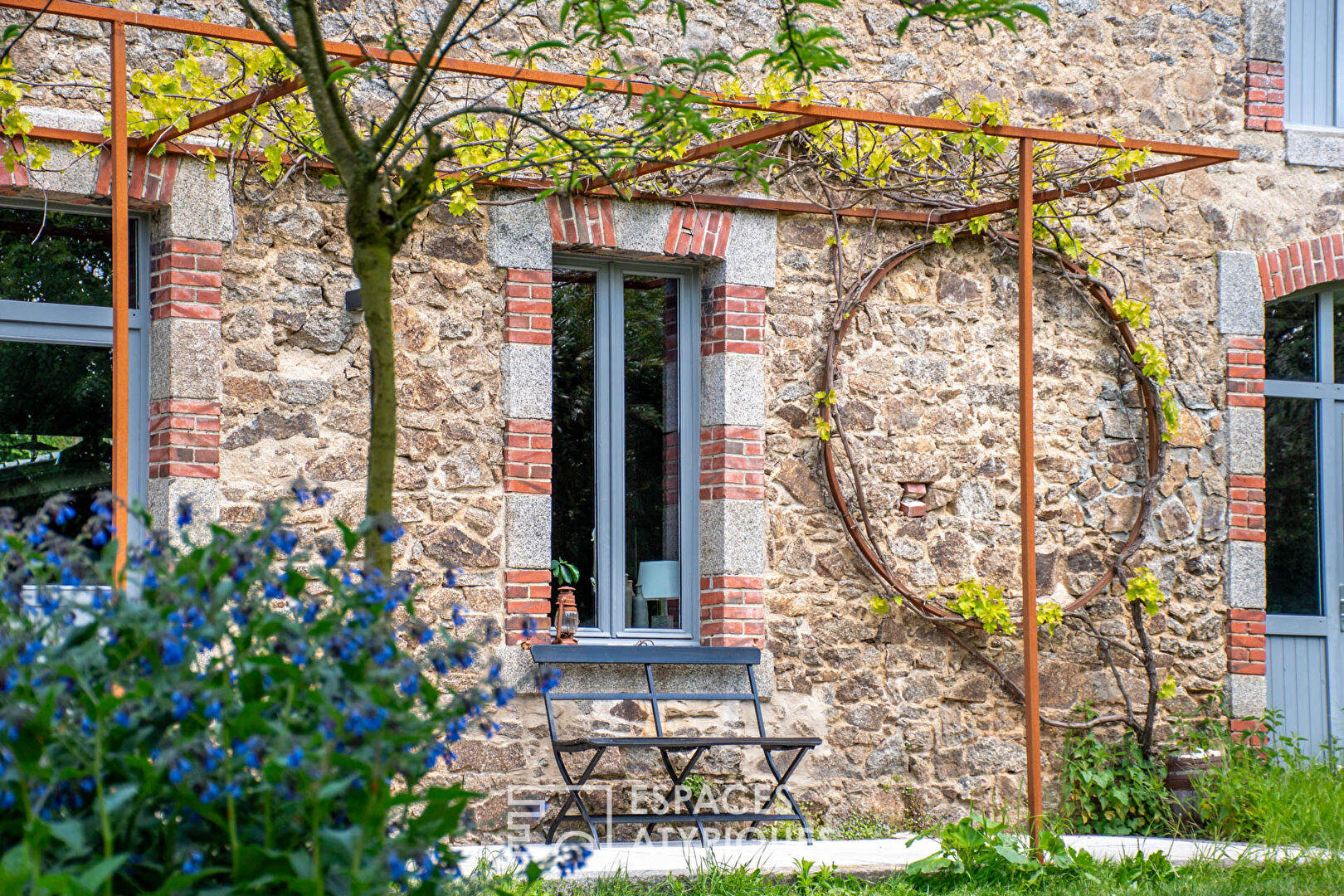 Authentique propriété avec piscine naturelle et lodge au coeur de la campagne