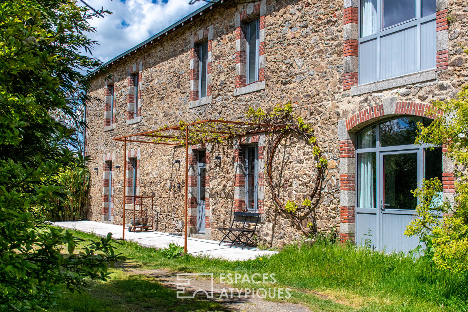 Authentique propriété avec piscine naturelle et lodge au coeur de la campagne