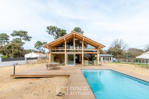 Maison scandinave avec piscine en bord de mer