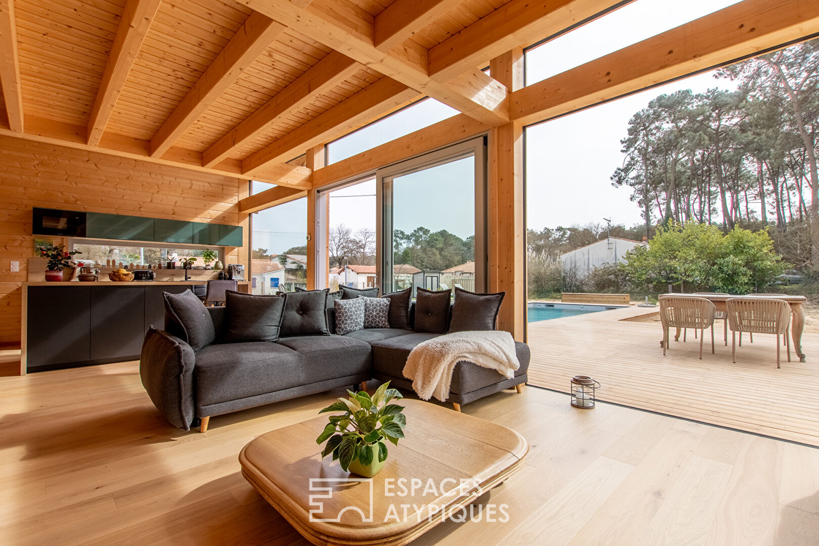 Maison scandinave avec piscine en bord de mer