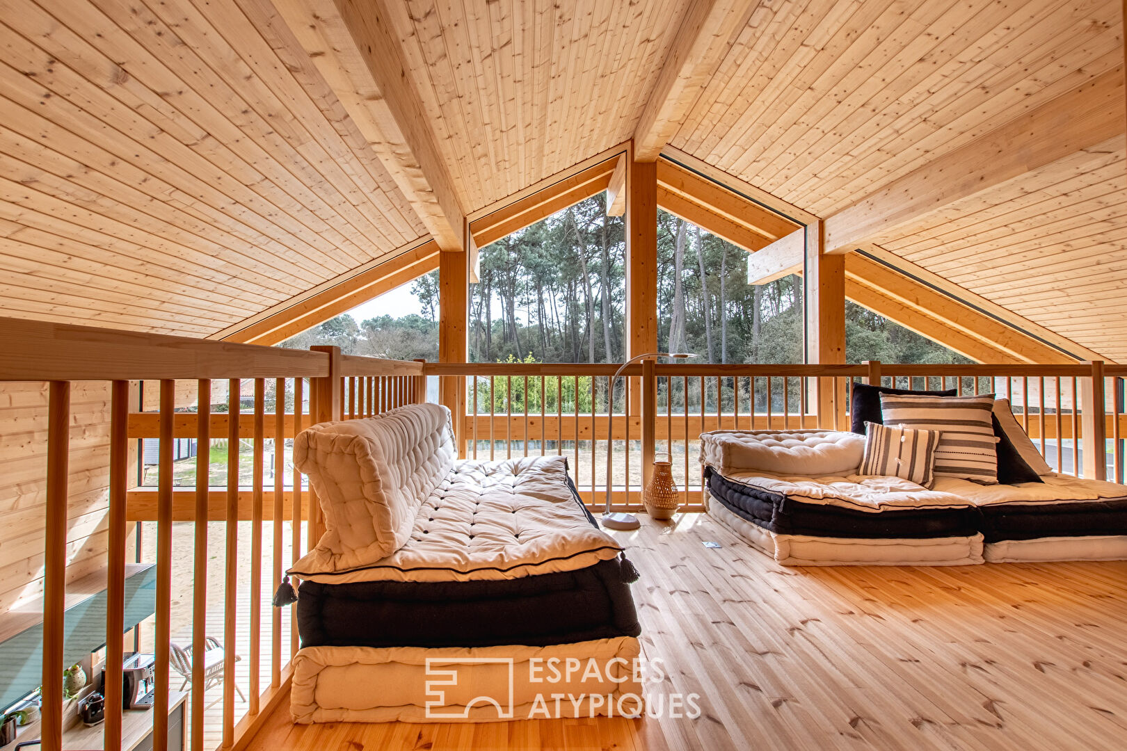 Maison scandinave avec piscine en bord de mer