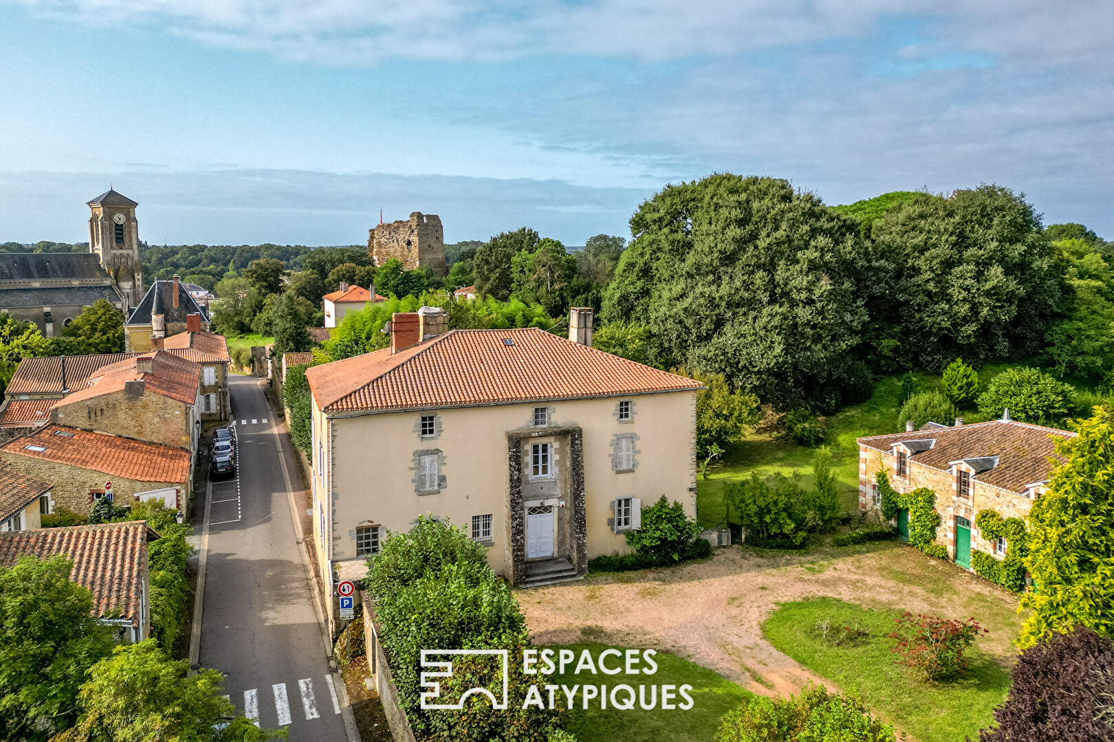 Propriété historique sur sa motte féodale avec sa borderie