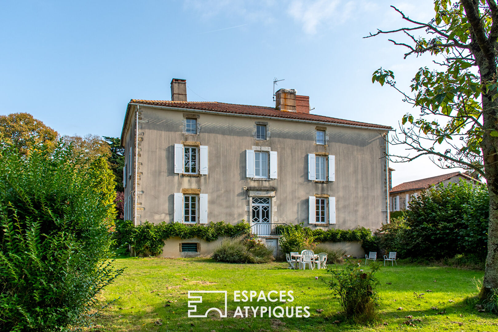 Propriété historique sur sa motte féodale avec sa borderie