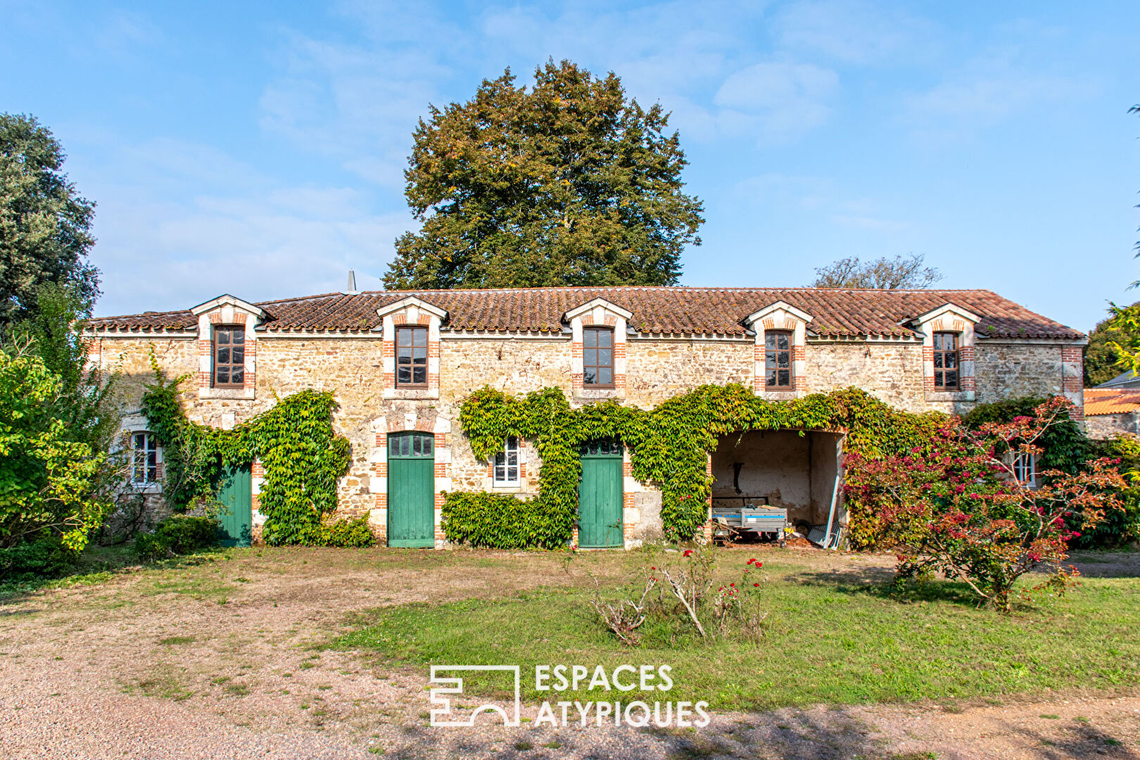 Propriété historique sur sa motte féodale avec sa borderie