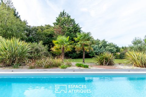 Propriété avec piscine dans son parc paysagé