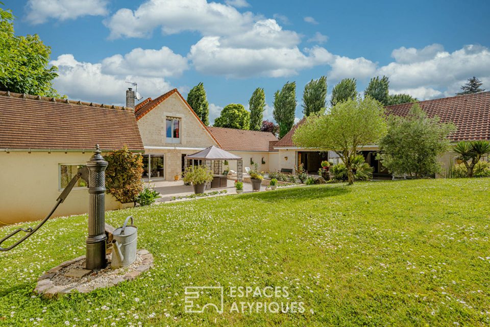 Maison avec piscine couverte et annexes