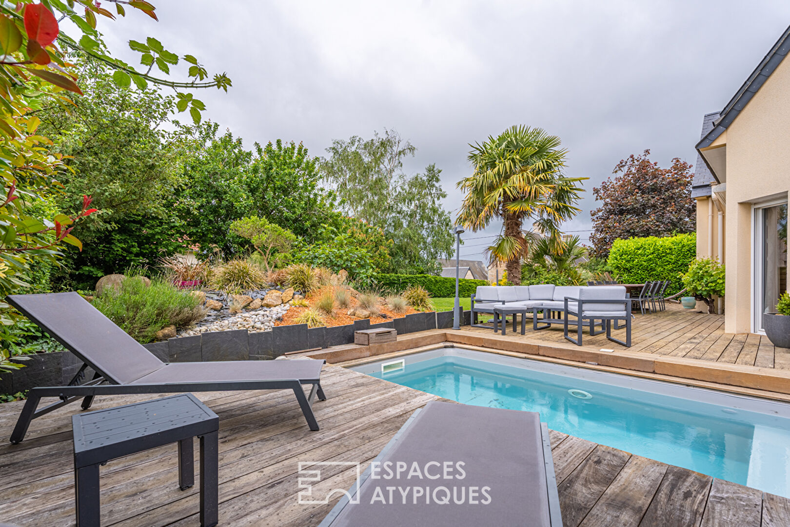 Lumineuse maison contemporaine avec piscine chauffée