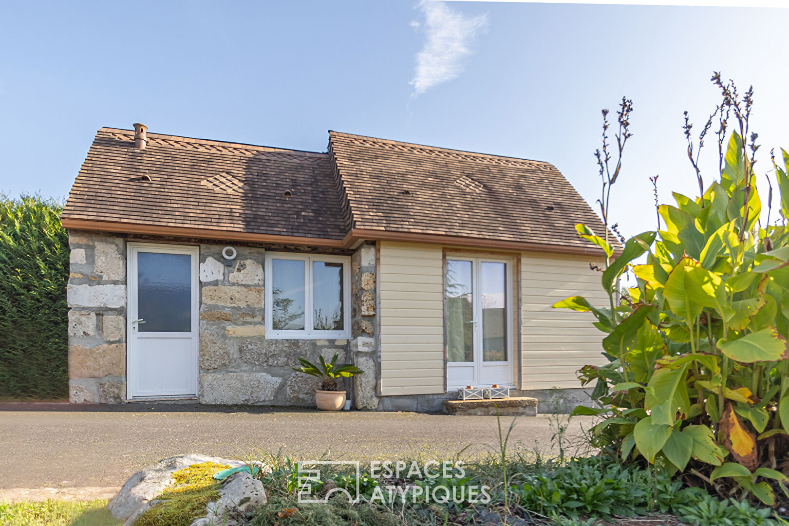 Maison de très belle construction et ses 2 dépendances