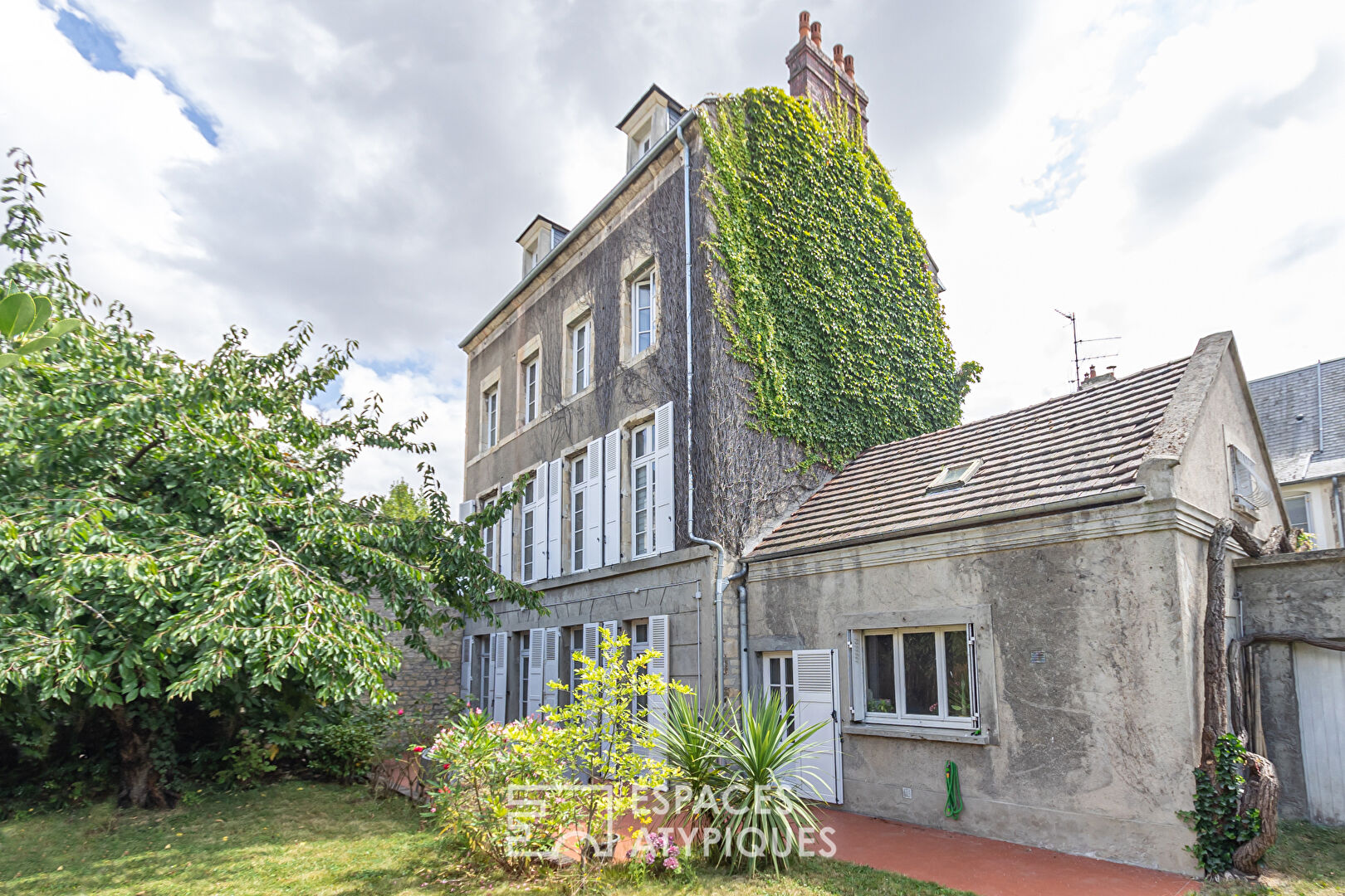 Maison du XIX ième siècle et son jardin