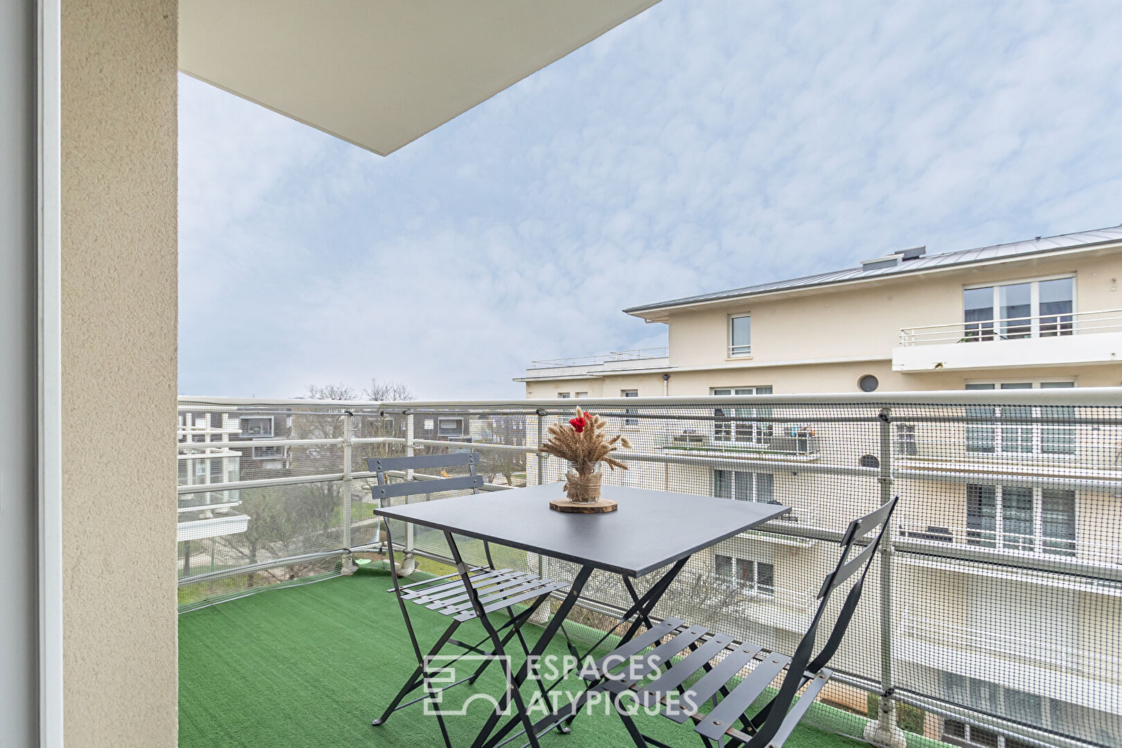 Appartement avec balcon dans résidence avec piscine extérieure