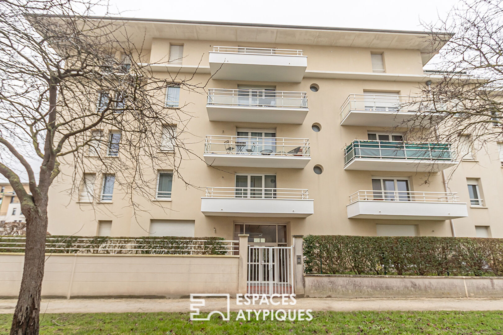 Appartement avec balcon dans résidence avec piscine extérieure