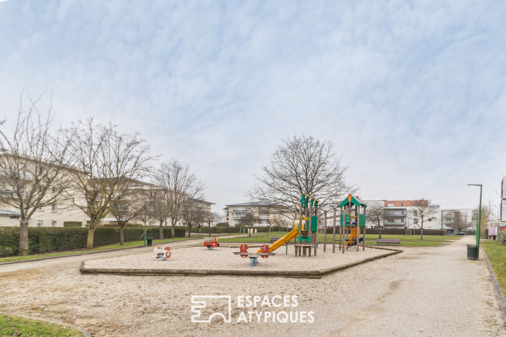 Appartement avec balcon dans résidence avec piscine extérieure