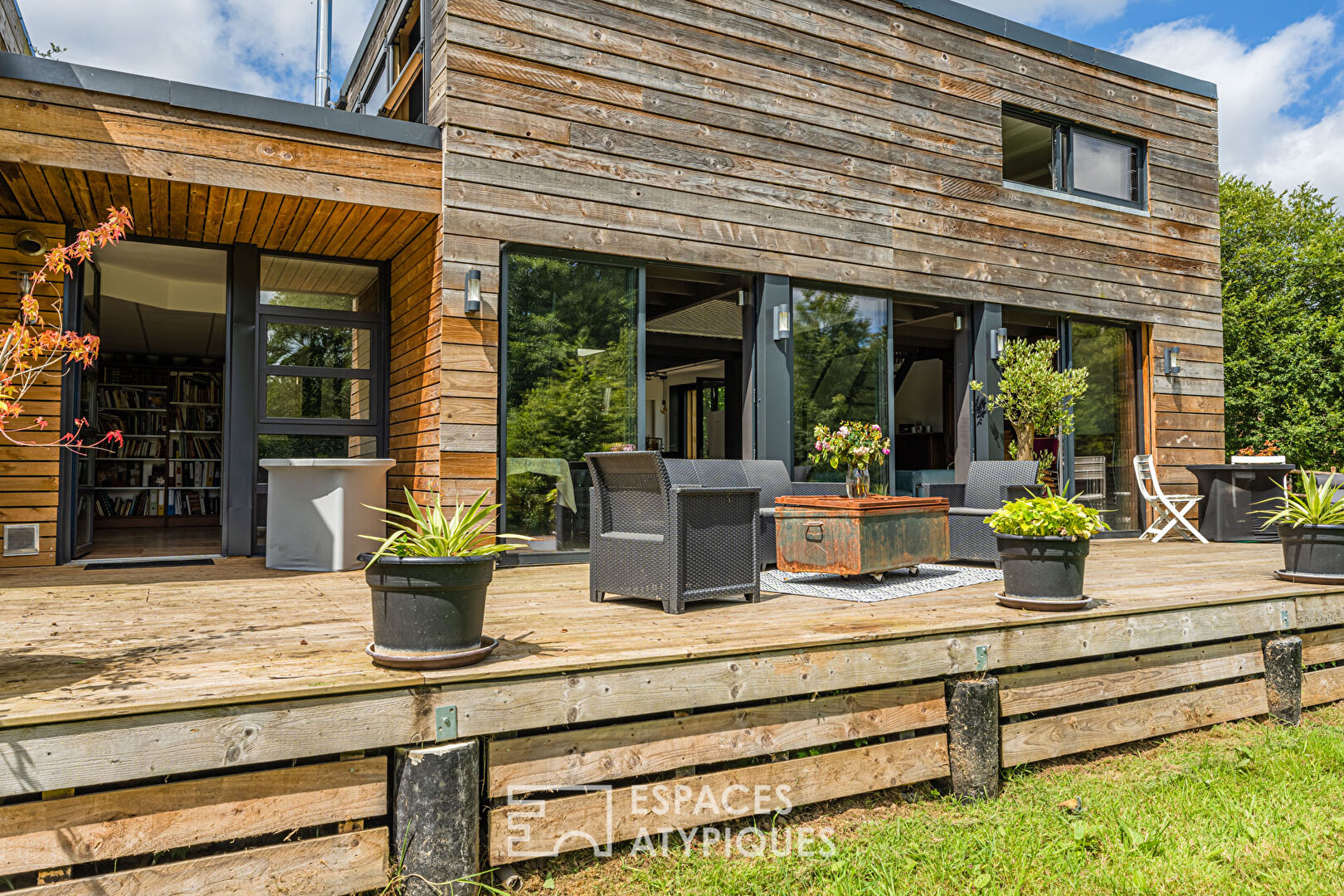 Maison d’Architecte ossature bois dans un écrin verdoyant