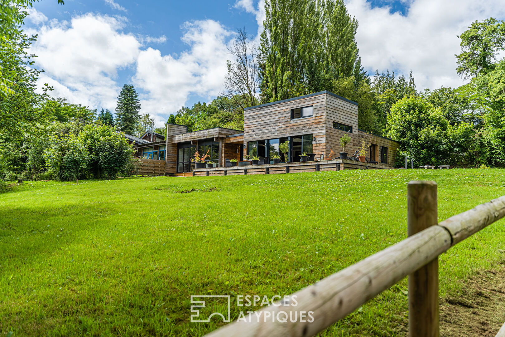 Maison d’Architecte ossature bois dans un écrin verdoyant