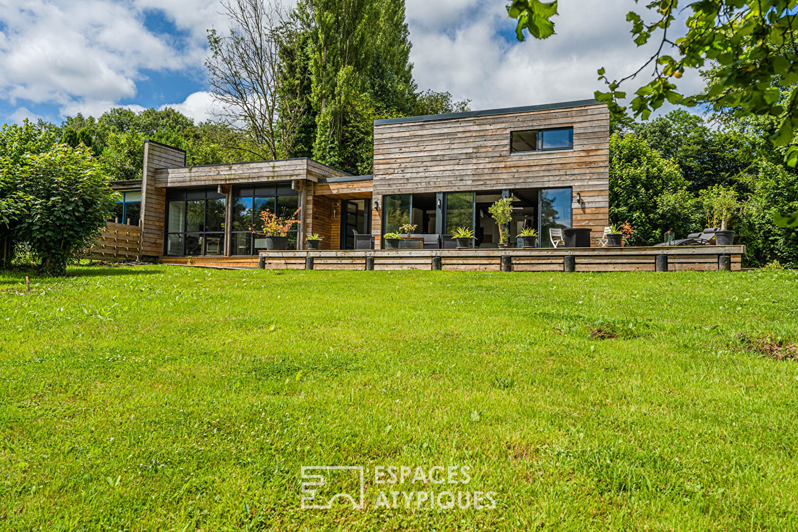 Maison d’Architecte ossature bois dans un écrin verdoyant