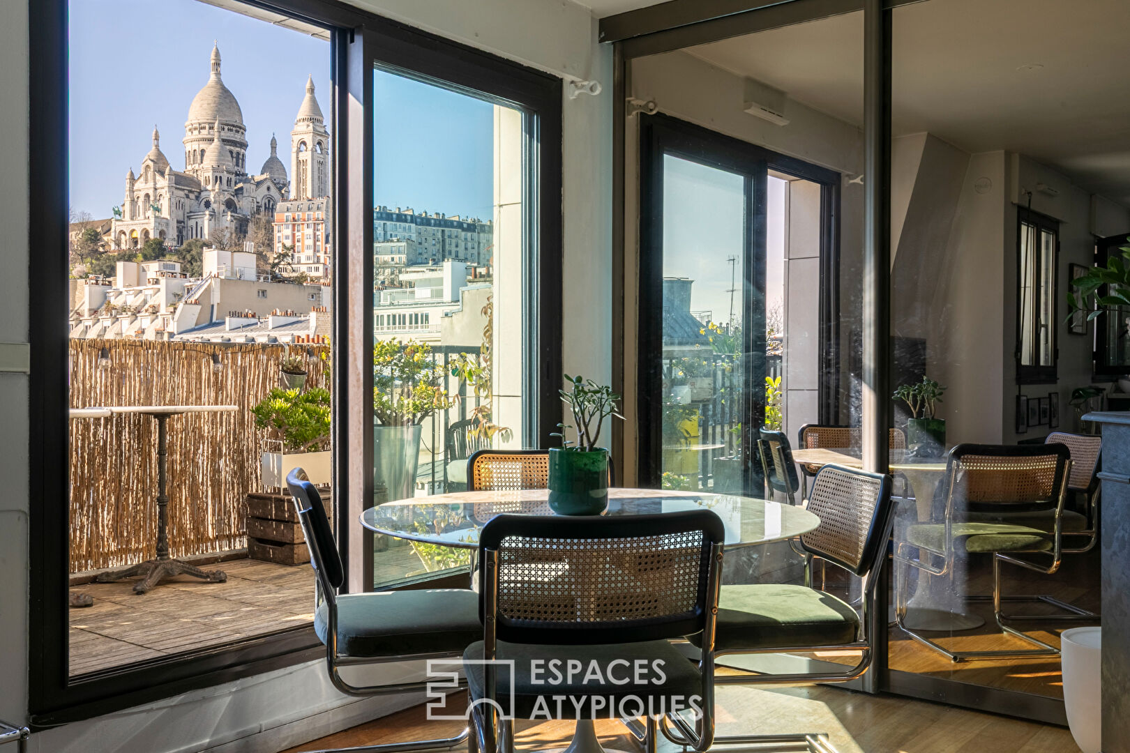 Étage élevé avec terrasse et vue Sacré Coeur à Montmartre