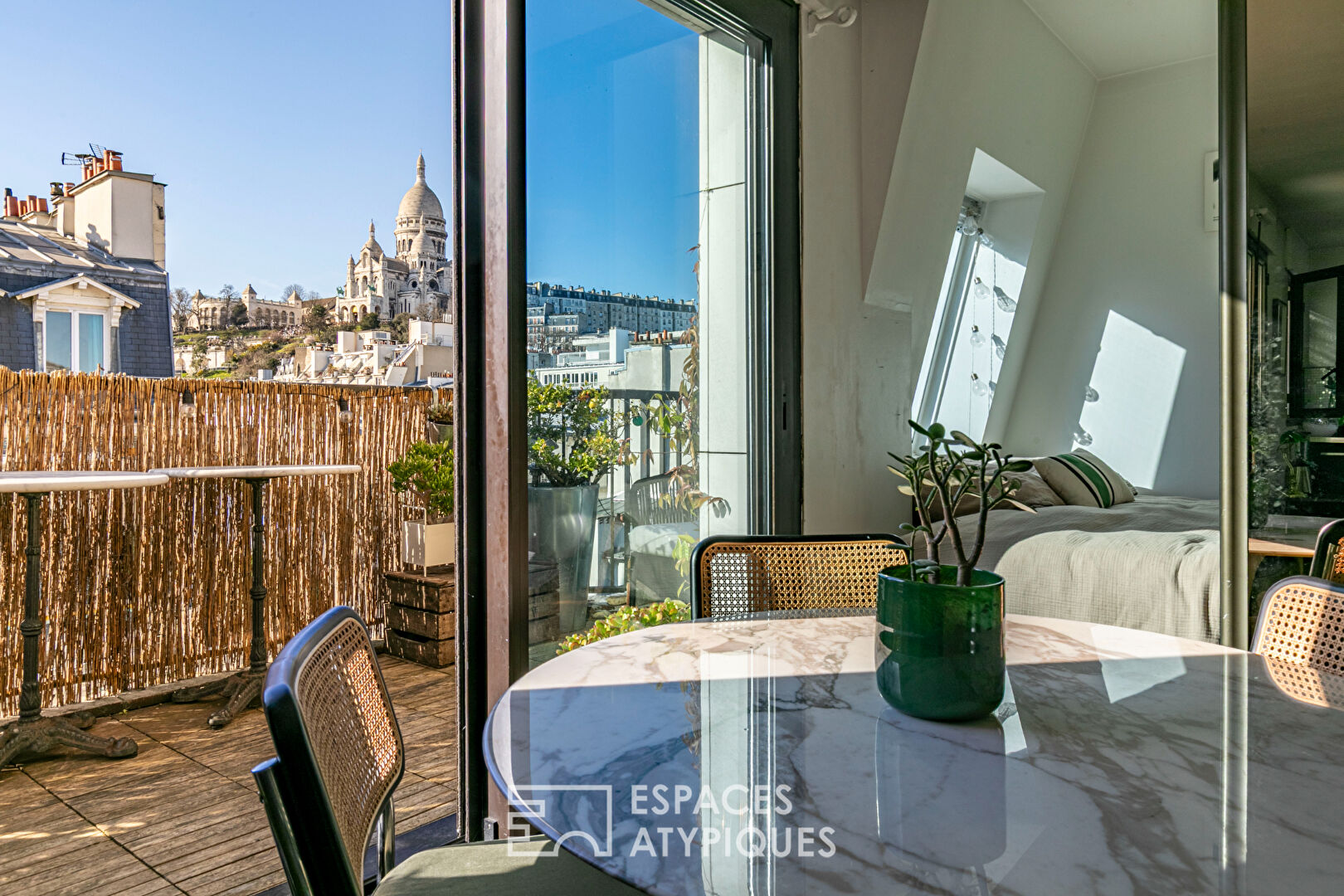 Étage élevé avec terrasse et vue Sacré Coeur à Montmartre