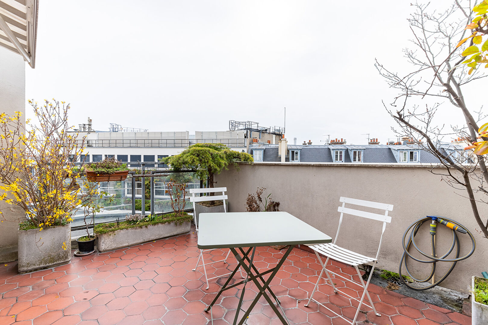 Duplex on the top floor with terraces and Eiffel Tower view