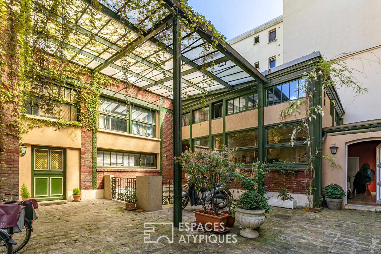 House-Loft with Eiffel structures with green garden
