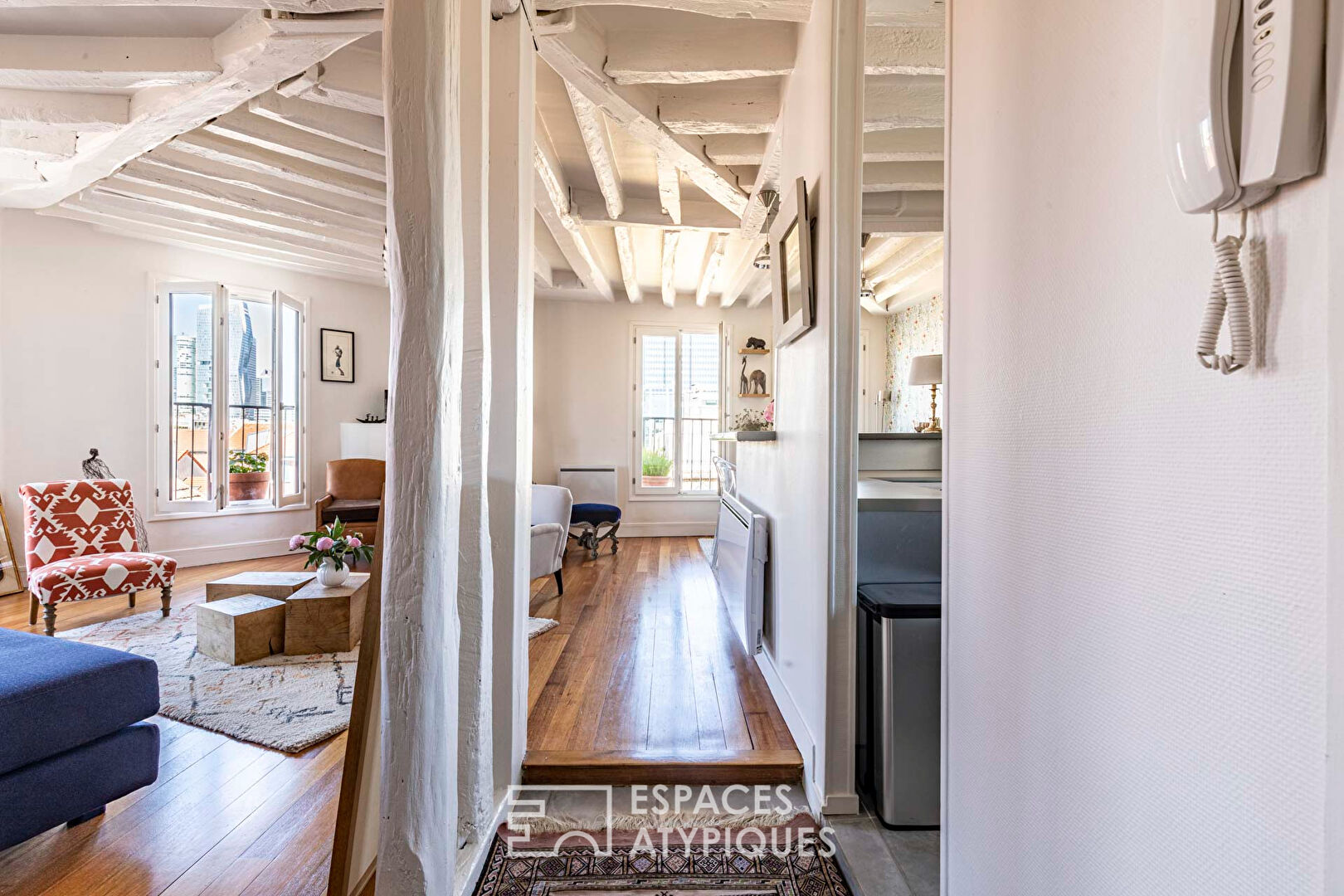 Charming duplex on the top floor with a long balcony and open view