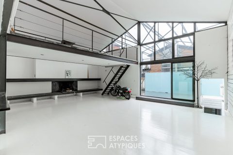 Former garage rehabilitated in loft with patio