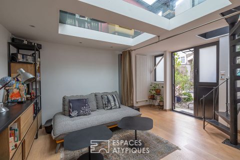 Former loft-style workshop with glass roof in Abbesses