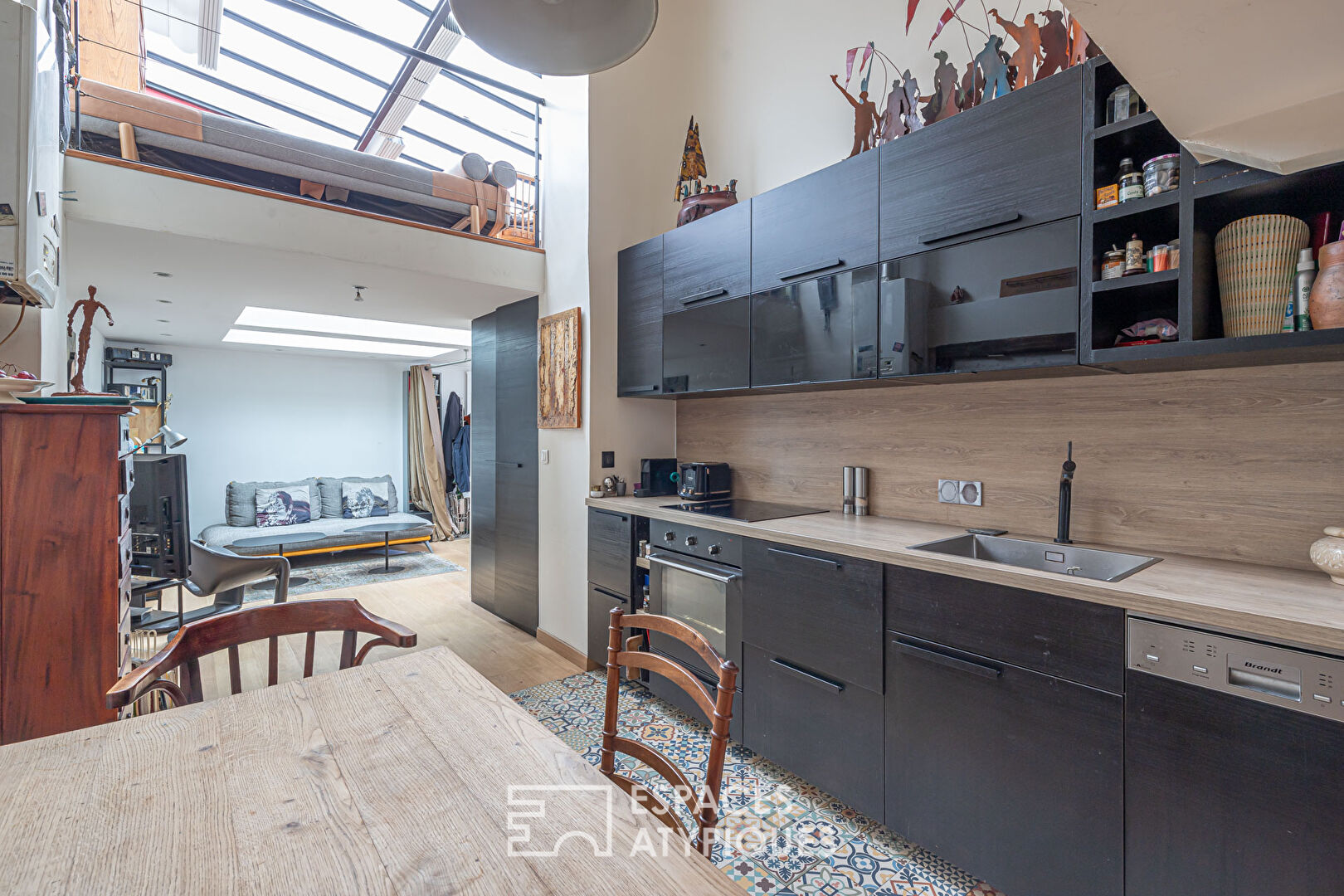 Former loft-style workshop with glass roof in Abbesses
