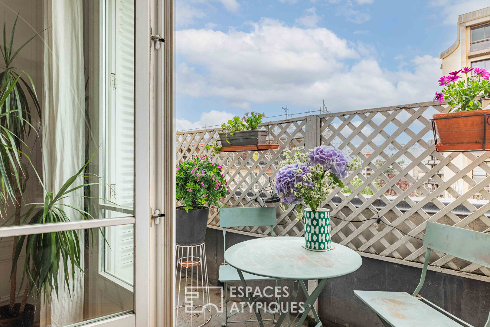 Duplex haussmannien en étage élevé avec balcons exposés sud à Auteuil Nord