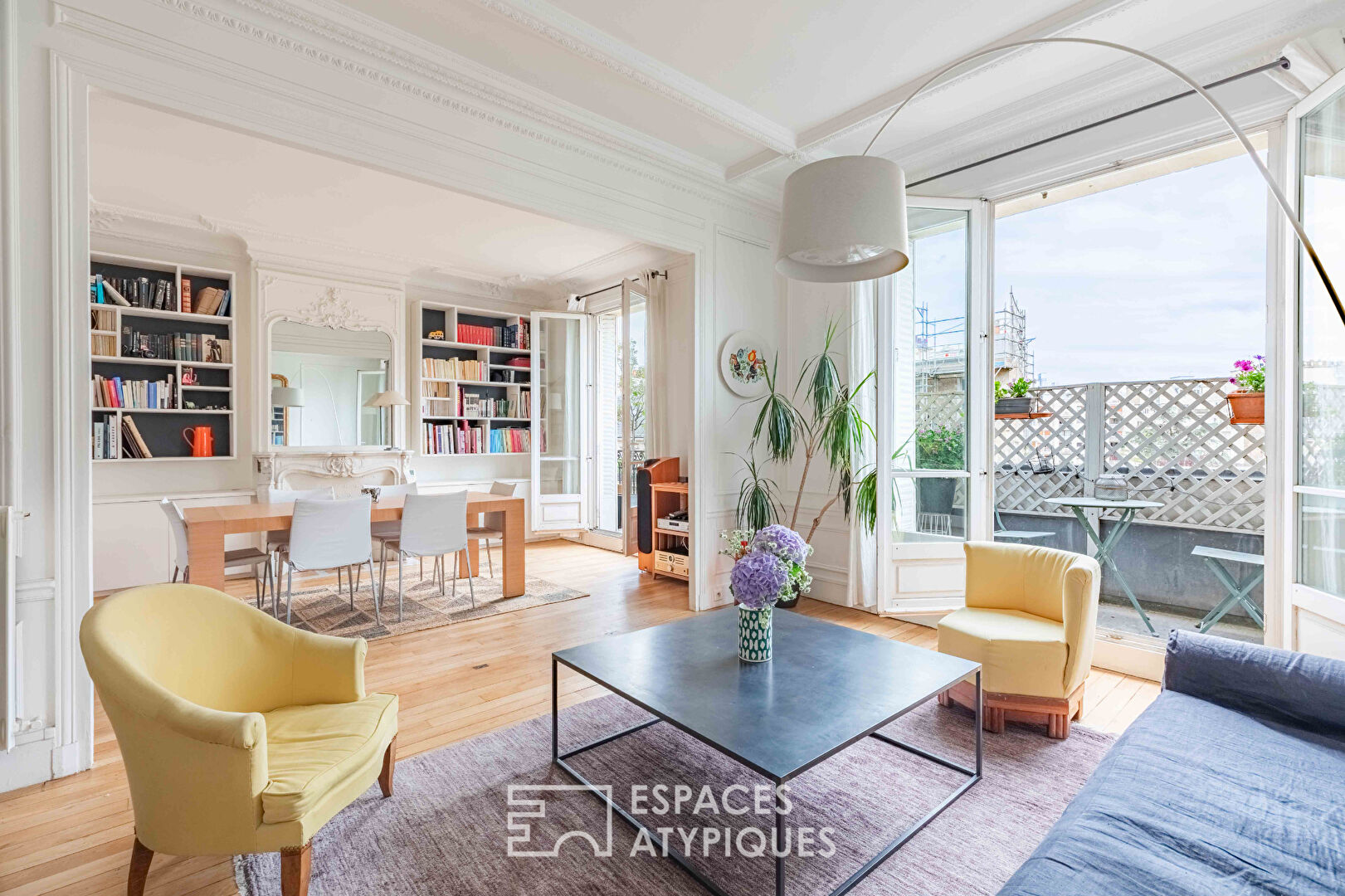 Haussmannian duplex on a high floor with south-facing balconies in Auteuil Nord