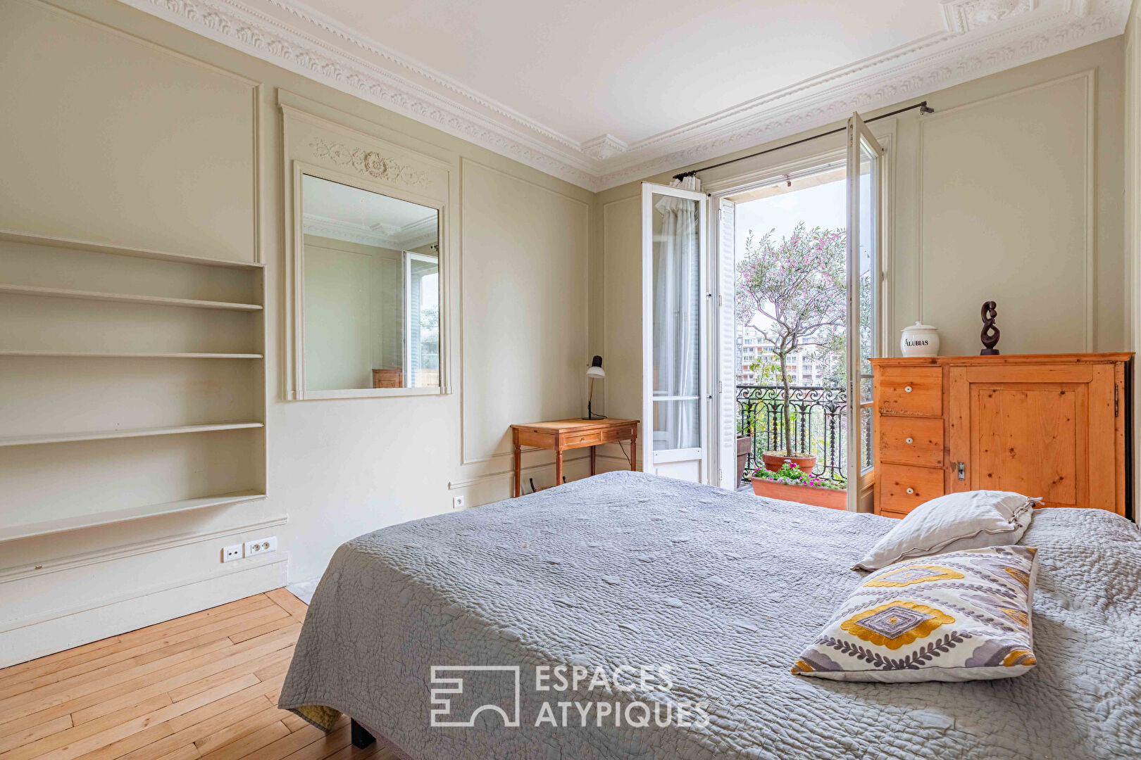 Haussmannian duplex on a high floor with south-facing balconies in Auteuil Nord
