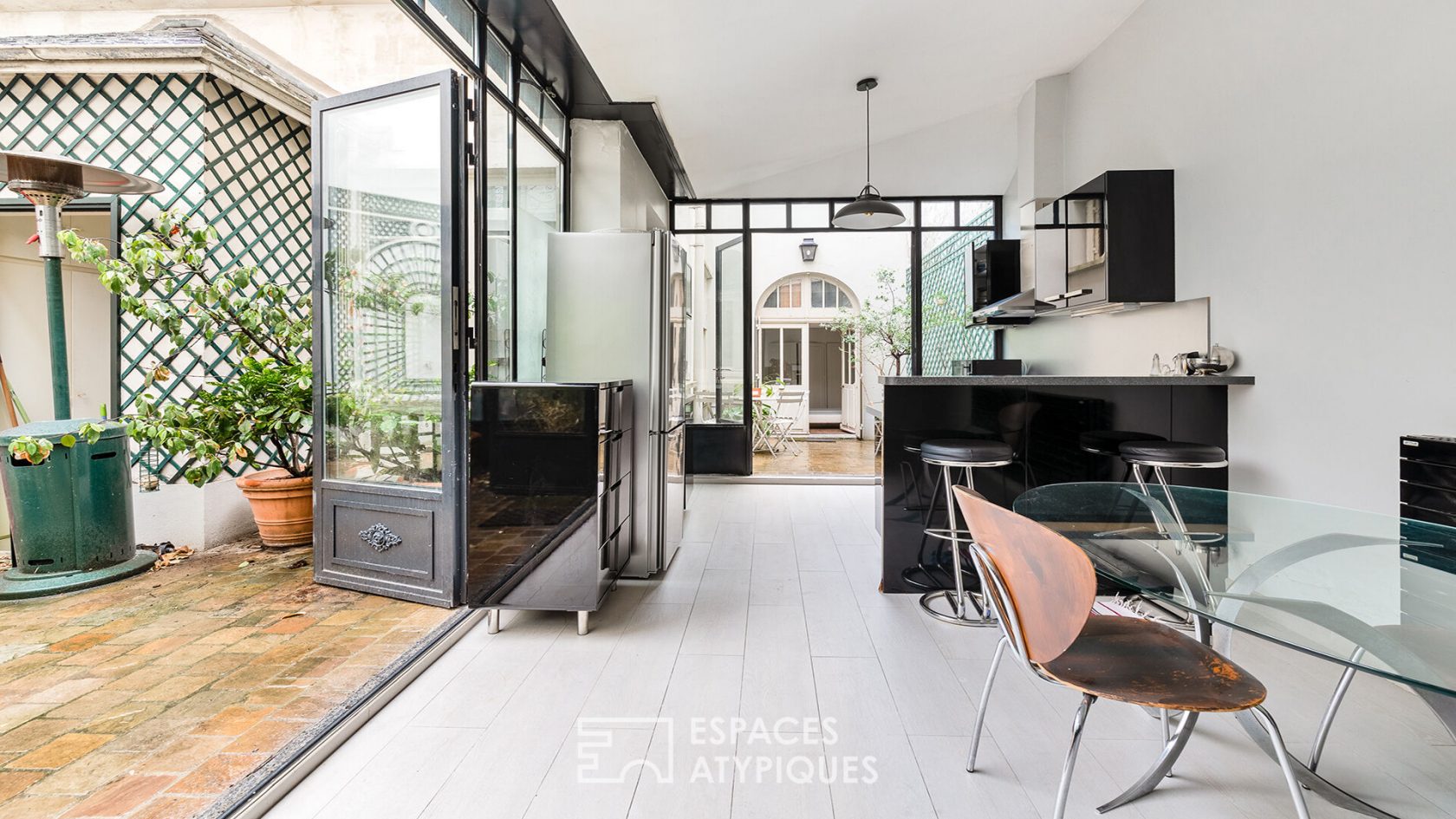 Duplex with outdoor spaces – Triangle d’Or district
