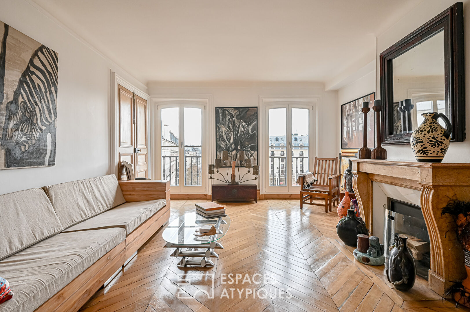 Étage élevé haussmannien avec balcon et vue – Quartier Les Halles