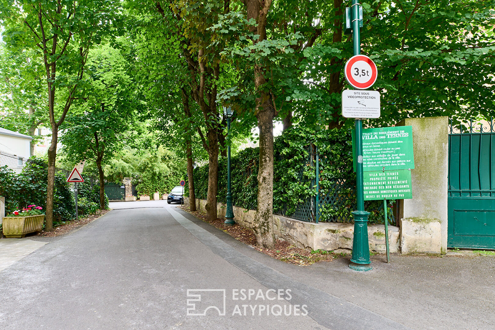 Former workshop converted into a duplex Villa des Ternes