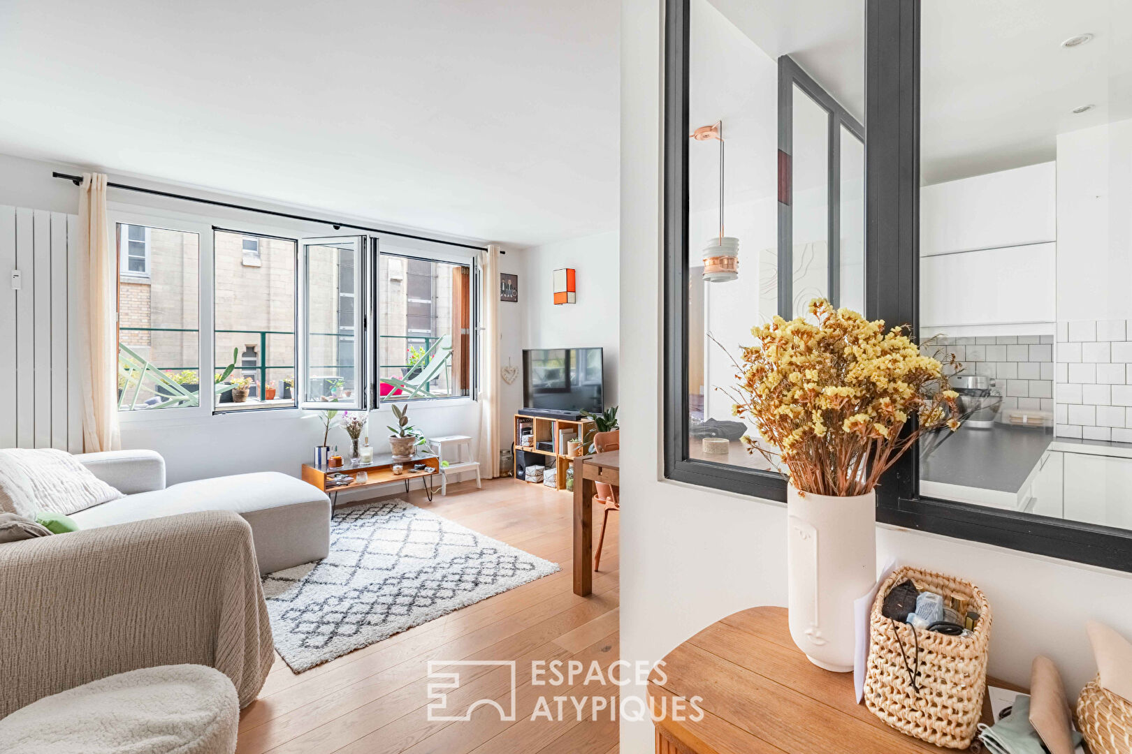 Renovated apartment with long balcony in Abbesses