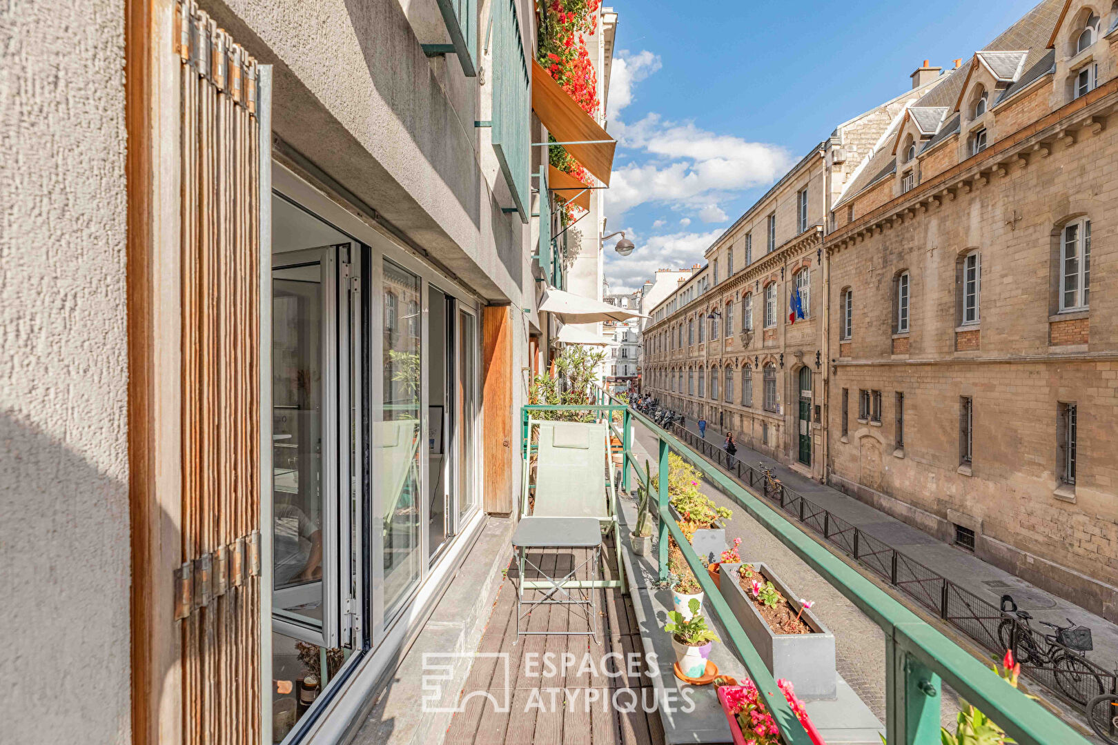 Renovated apartment with long balcony in Abbesses