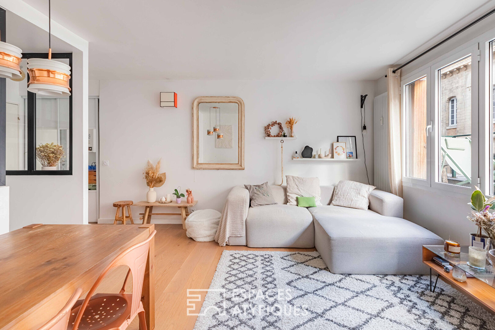 Renovated apartment with long balcony in Abbesses