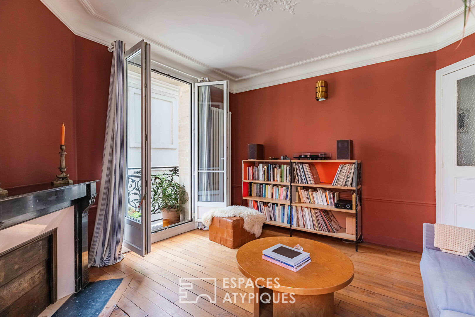 Haussmannian corner revisited with balcony – Montmartre / Batignolles