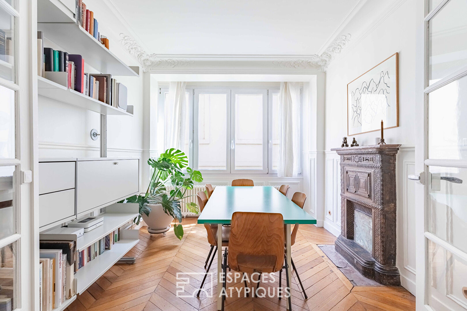 Haussmannian corner revisited with balcony – Montmartre / Batignolles